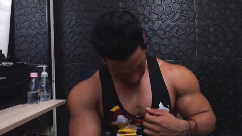 Snapshot of viktorherrera chatting on October 2025 04:15:02 PM Viktor Herrera online show from October 2025 04:15:02 PM