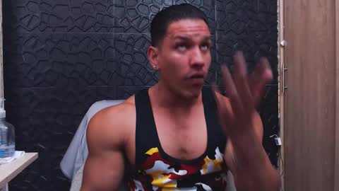 Snapshot of viktorherrera chatting on October 2025 04:52:02 PM Viktor Herrera online show from October 2025 04:52:02 PM