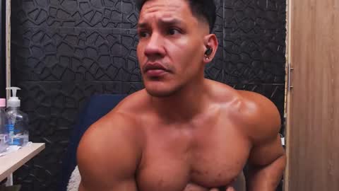 Snapshot of viktorherrera chatting on October 2025 03:07:01 PM Viktor Herrera online show from October 2025 03:07:01 PM