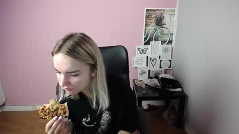 Snapshot of viktoria_lovely chatting on September 2025 06:57:02 AM viktoria_lovely online show from September 2025 06:57:02 AM