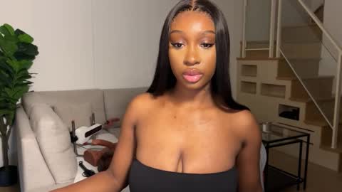 Snapshot of violet6xft chatting on October 2025 06:25:01 AM Fantasy Black Girl online show from October 2025 06:25:01 AM