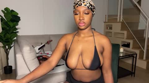 Snapshot of violet6xft chatting on November 2025 05:18:02 AM Fantasy Black Girl online show from November 2025 05:18:02 AM