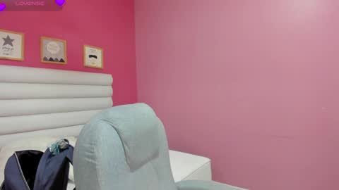 Snapshot of violet_sinclair chatting on June 2026 11:37:02 AM violet_sinclair online show from June 2026 11:37:02 AM