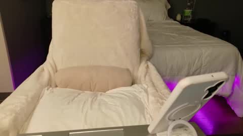 violet_winter97 online show from April 2026 05:23:01 PM