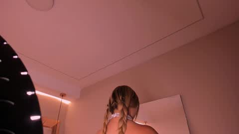 Violeta  online show from October 2025 11:19:01 AM