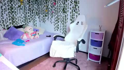 Snapshot of violeta_milleer chatting on December 2024 05:37:01 PM Violeta online show from December 2024 05:37:01 PM