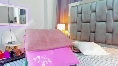 Violet  online show from October 2025 07:33:02 PM