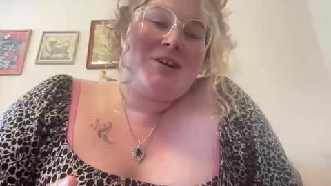 Snapshot of violetlyhappy chatting on May 2026 06:23:02 PM violetlyhappy online show from May 2026 06:23:02 PM