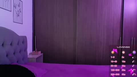 violett  Independent model online show from March 2026 04:27:01 AM