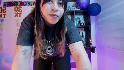 Snapshot of violett_red chatting on May 2026 10:28:01 PM Violeta online show from May 2026 10:28:01 PM