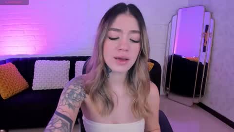 Violett  online show from October 2025 06:50:02 PM