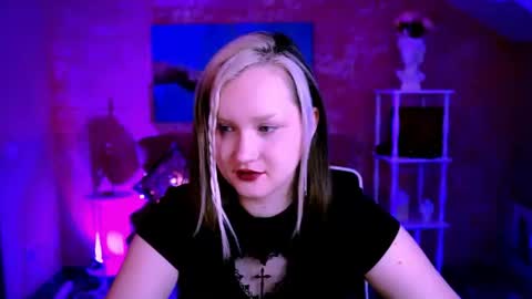 Snapshot of violettwoods chatting on June 2026 06:30:01 AM Violett online show from June 2026 06:30:01 AM