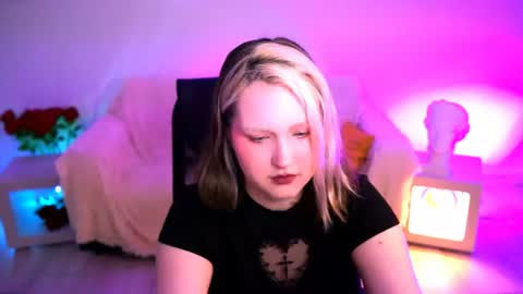 Snapshot of violettwoods chatting on July 2026 08:18:01 AM Violett online show from July 2026 08:18:01 AM