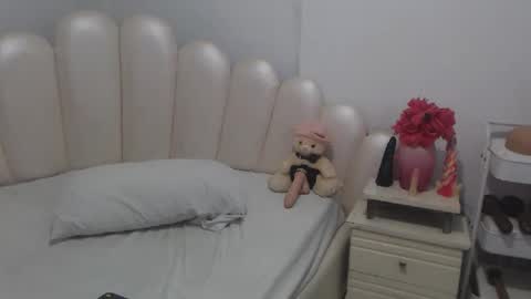 Snapshot of violetxia_ chatting on May 2026 05:02:02 AM violetxia_ online show from May 2026 05:02:02 AM