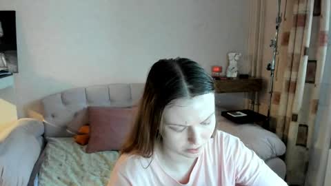 Snapshot of vivian_alison chatting on April 2026 03:32:01 PM vivian_alison online show from April 2026 03:32:01 PM