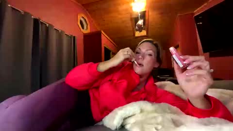 Snapshot of vivianluxe chatting on October 2025 02:59:01 AM VivianLuxe online show from October 2025 02:59:01 AM