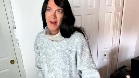 Snapshot of viviannexxx2022 chatting on February 2025 06:42:02 PM Vivlove online show from February 2025 06:42:02 PM