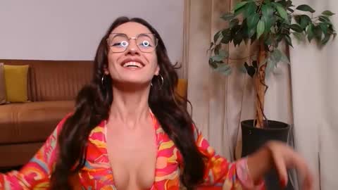 Vivienne online show from October 2025 03:51:02 PM