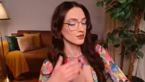 Snapshot of vivienneclement chatting on December 2025 06:14:03 PM Vivienne online show from December 2025 06:14:03 PM