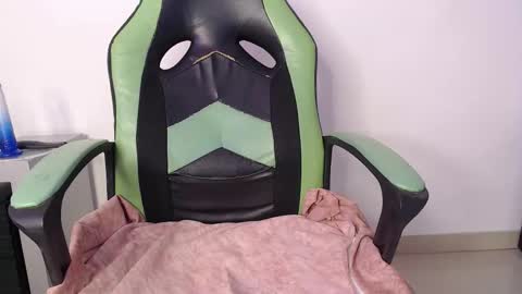 Snapshot of we_n_you chatting on January 2026 07:11:01 PM Trixie 3 online show from January 2026 07:11:01 PM