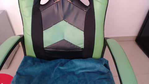 Snapshot of we_n_you chatting on February 2026 09:41:01 PM Trixie 3 online show from February 2026 09:41:01 PM