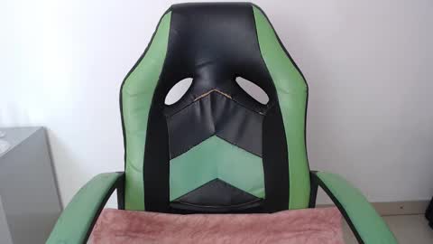 Snapshot of we_n_you chatting on February 2026 02:28:01 PM Trixie 3 online show from February 2026 02:28:01 PM