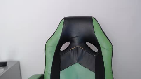 Snapshot of we_n_you chatting on February 2026 01:33:02 PM Trixie 3 online show from February 2026 01:33:02 PM