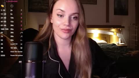 Lana online show from November 2025 08:53:01 PM