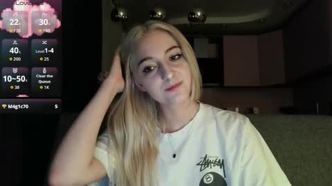 Snapshot of white_liilly chatting on September 2025 10:44:02 PM Lina online show from September 2025 10:44:02 PM