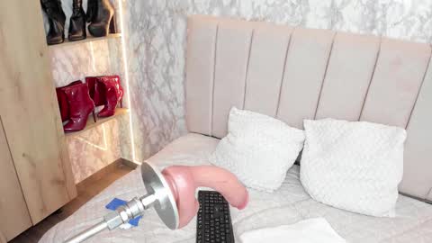 whitneyyfox online show from September 2025 11:07:01 PM