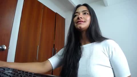 Snapshot of wifhot chatting on November 2025 12:28:02 PM Ilauren online show from November 2025 12:28:02 PM