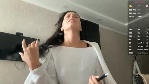 Mia online show from September 2025 06:04:02 AM