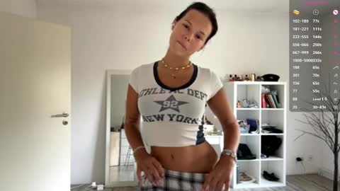 Mia online show from September 2025 07:12:01 AM