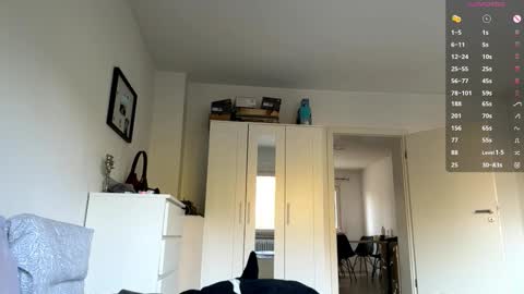 Mia online show from September 2025 07:03:02 AM