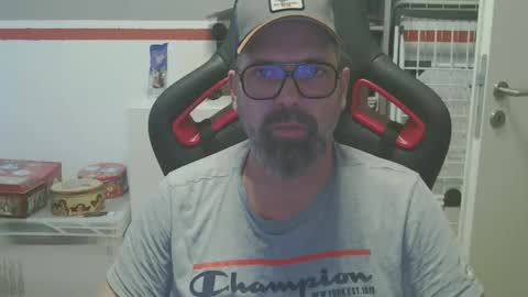 Snapshot of womenizzeer chatting on December 2024 08:41:01 AM Adam online show from December 2024 08:41:01 AM