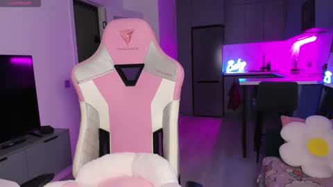 Snapshot of wowlovie666 chatting on December 2025 04:04:01 PM Emi online show from December 2025 04:04:01 PM