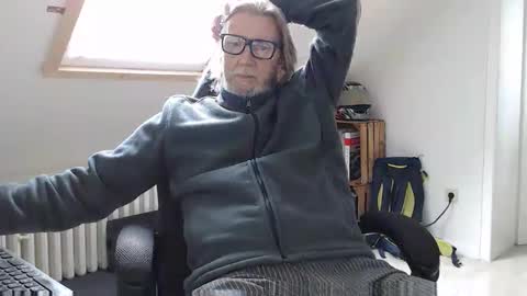 WyattEarp64 online show from November 2025 12:42:02 PM