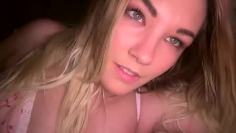 Snapshot of x_dreamgirl_x chatting on January 2025 07:06:02 AM Mariah online show from January 2025 07:06:02 AM