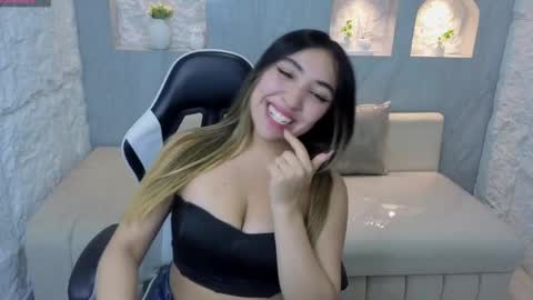 Snapshot of xanthe_tx chatting on May 2026 03:23:01 AM Live 1500am 2100pm COLOMBIAN HOUR online show from May 2026 03:23:01 AM