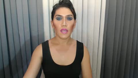 GWEN THOMPSON .......   online show from December 2024 02:33:02 AM