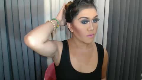 GWEN THOMPSON .......   online show from January 2025 11:56:02 PM