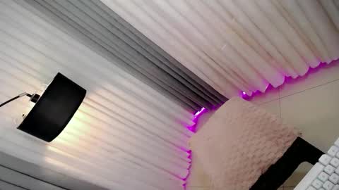 GWEN THOMPSON .......   online show from October 2025 04:41:01 PM