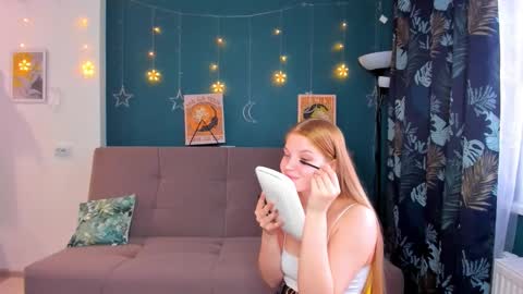 Snapshot of xloe_queen chatting on December 2024 07:25:02 AM Chloe online show from December 2024 07:25:02 AM