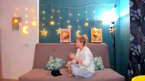 Snapshot of xloe_queen chatting on February 2025 02:33:01 PM Chloe online show from February 2025 02:33:01 PM