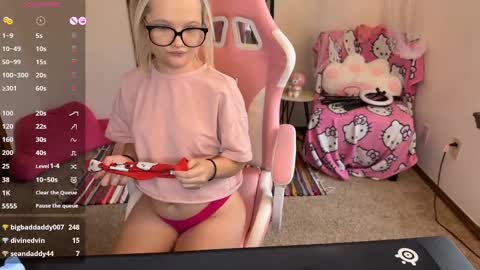 Nicole online show from September 2025 10:31:01 PM