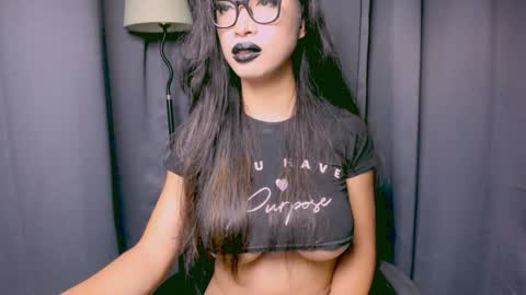 Lara online show from December 2024 10:41:01 PM