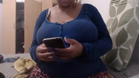 Snapshot of xxxbustybabe27x chatting on February 2025 01:32:01 PM Ayanda online show from February 2025 01:32:01 PM