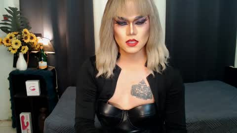 Snapshot of xyournightmarequeenx chatting on December 2024 11:00:01 PM QueenMarina online show from December 2024 11:00:01 PM