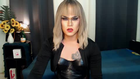 Snapshot of xyournightmarequeenx chatting on December 2024 01:04:02 AM QueenMarina online show from December 2024 01:04:02 AM