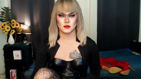 Snapshot of xyournightmarequeenx chatting on January 2025 05:40:01 PM QueenMarina online show from January 2025 05:40:01 PM